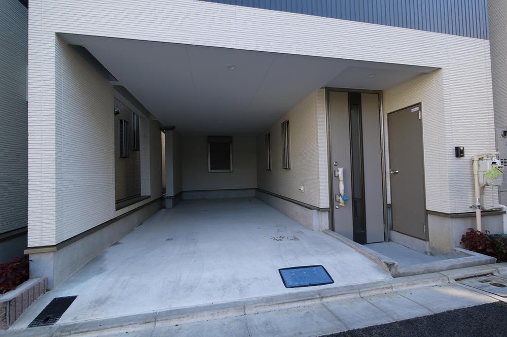 Parking lot. Garage we have secured a space that has been thought up to the size of the crown size. 