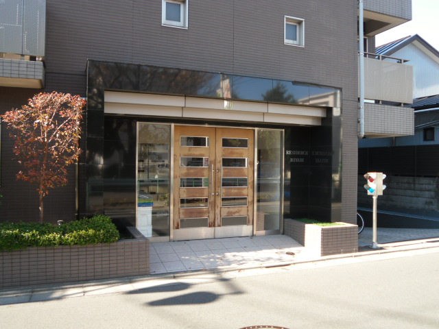 Entrance. Auto-lock of peace of mind