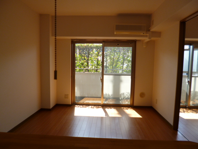 Living and room. 9 Pledge living