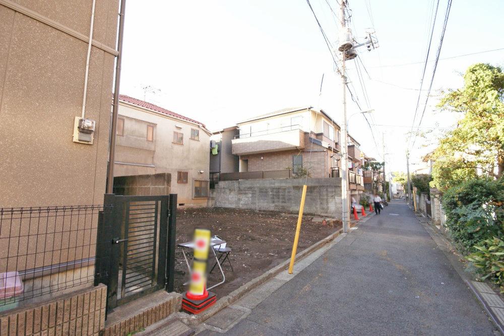 Local photos, including front road. Car loading and unloading is also a breeze, You can also rest assured small children. 