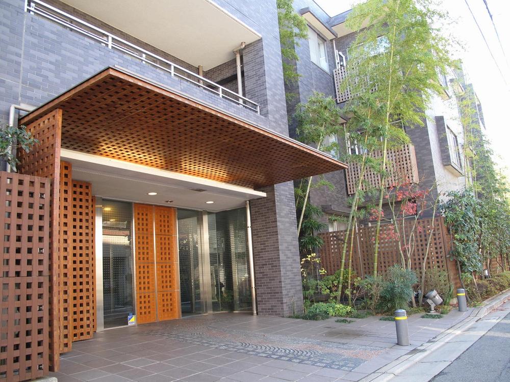 Entrance. Local (12 May 2013) Shooting
