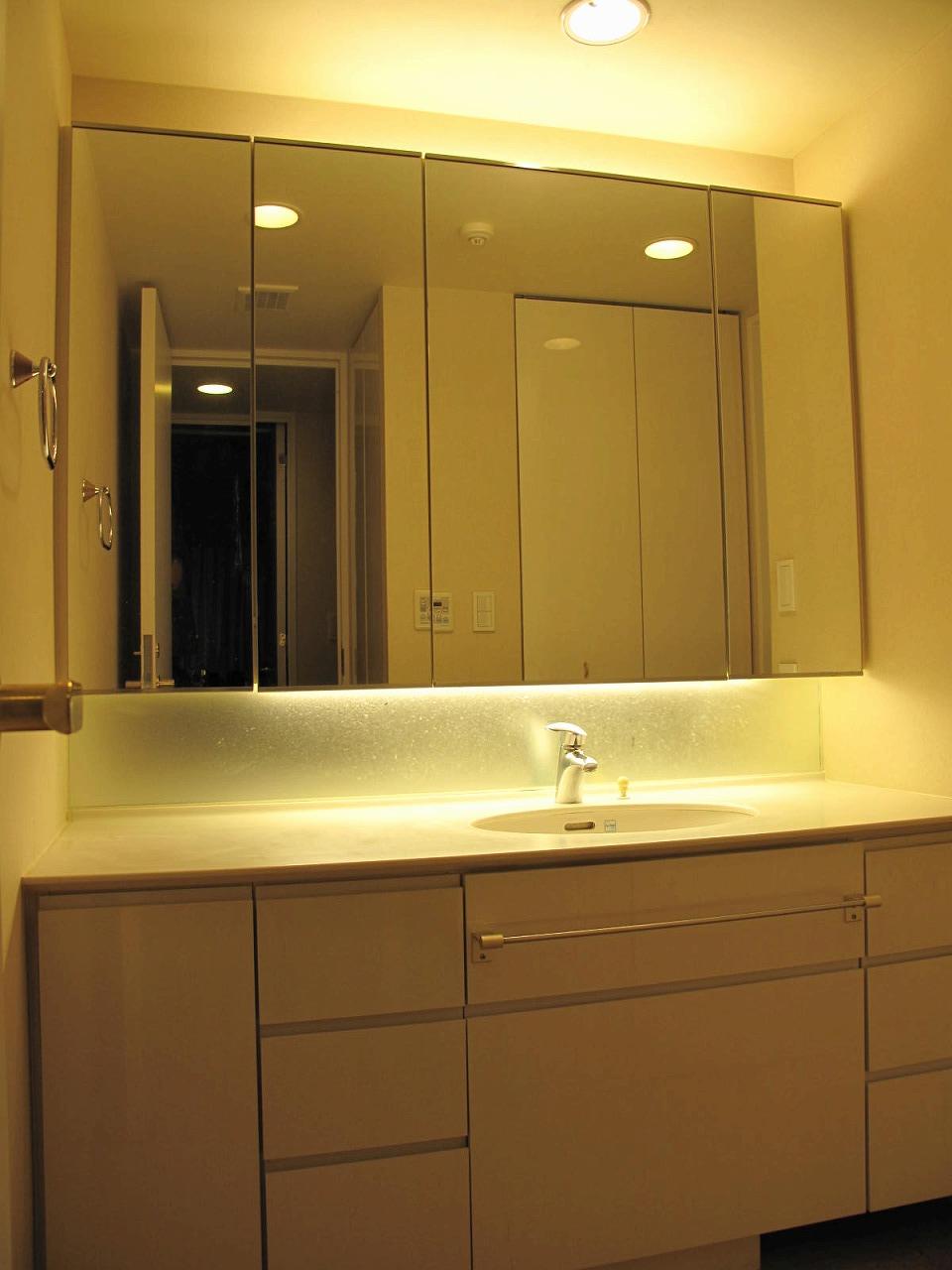 Wash basin, toilet. Indoor (12 May 2013) Shooting