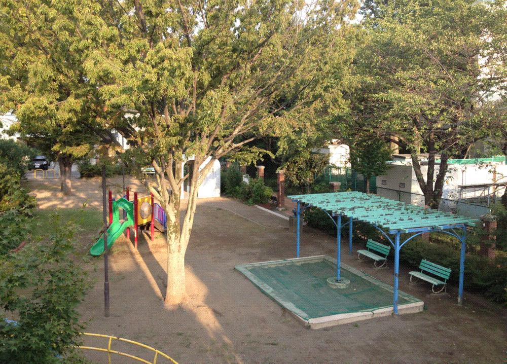 park. Adjacent Dokan Bridge park park on the east side