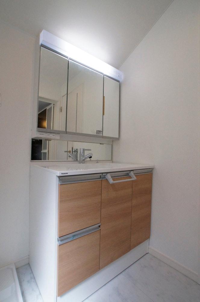 Wash basin, toilet. Large vanity.