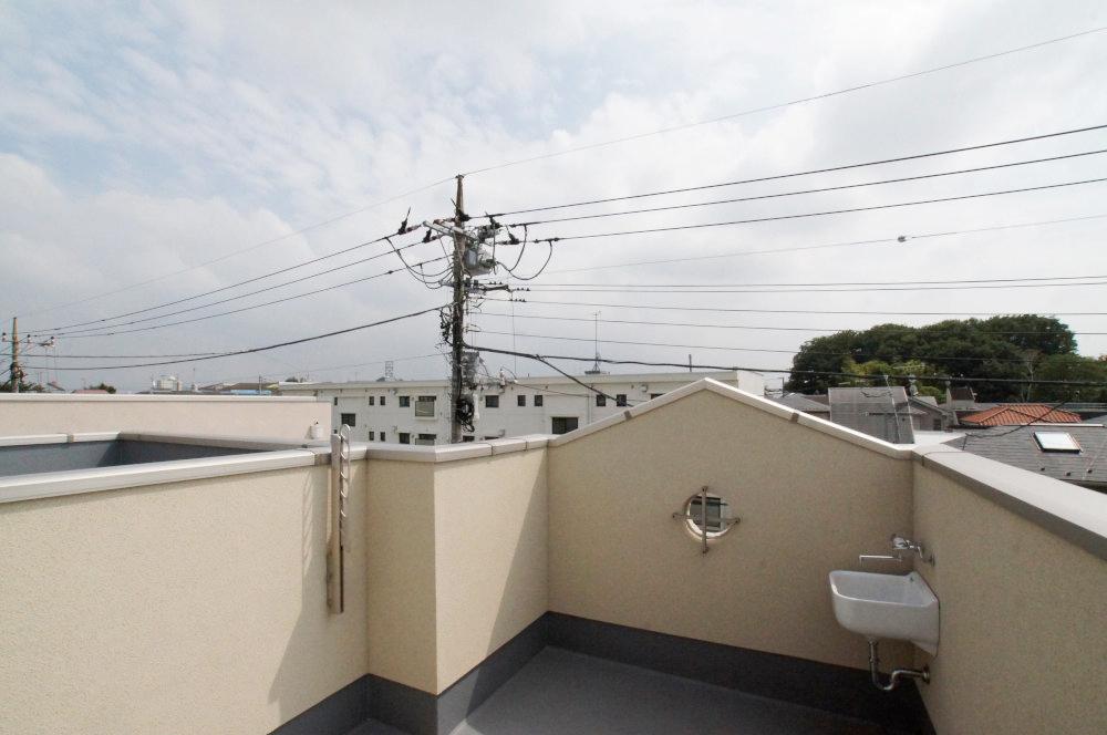 View photos from the dwelling unit. It will be on the lookout from the roof balcony. Day is Shanshan.