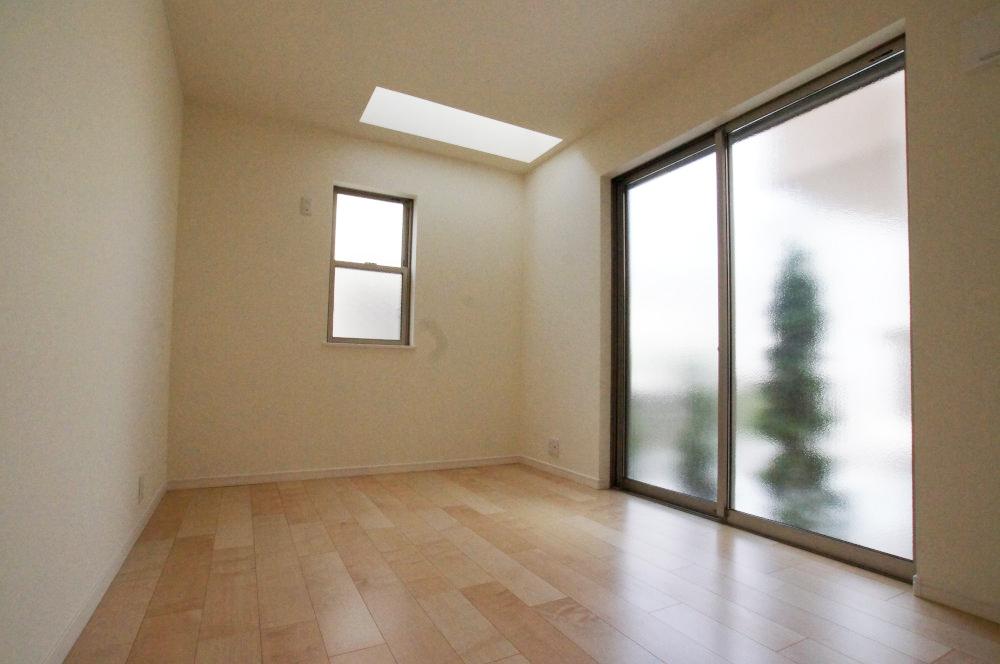 Non-living room. 1F room is also bright.