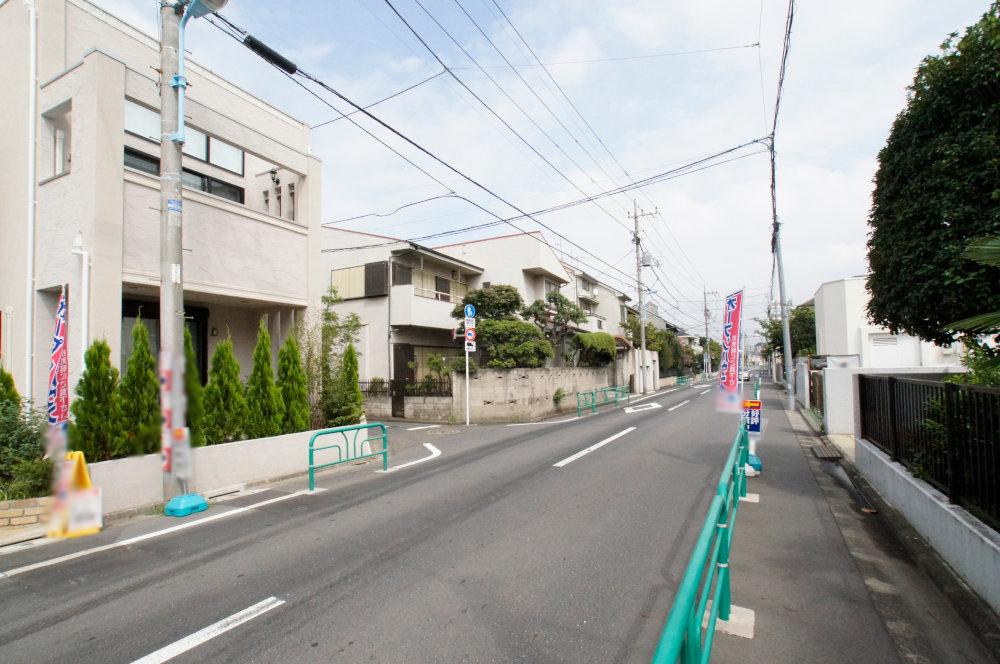 Local photos, including front road. How about this broad front road. Car loading and unloading is also a breeze.