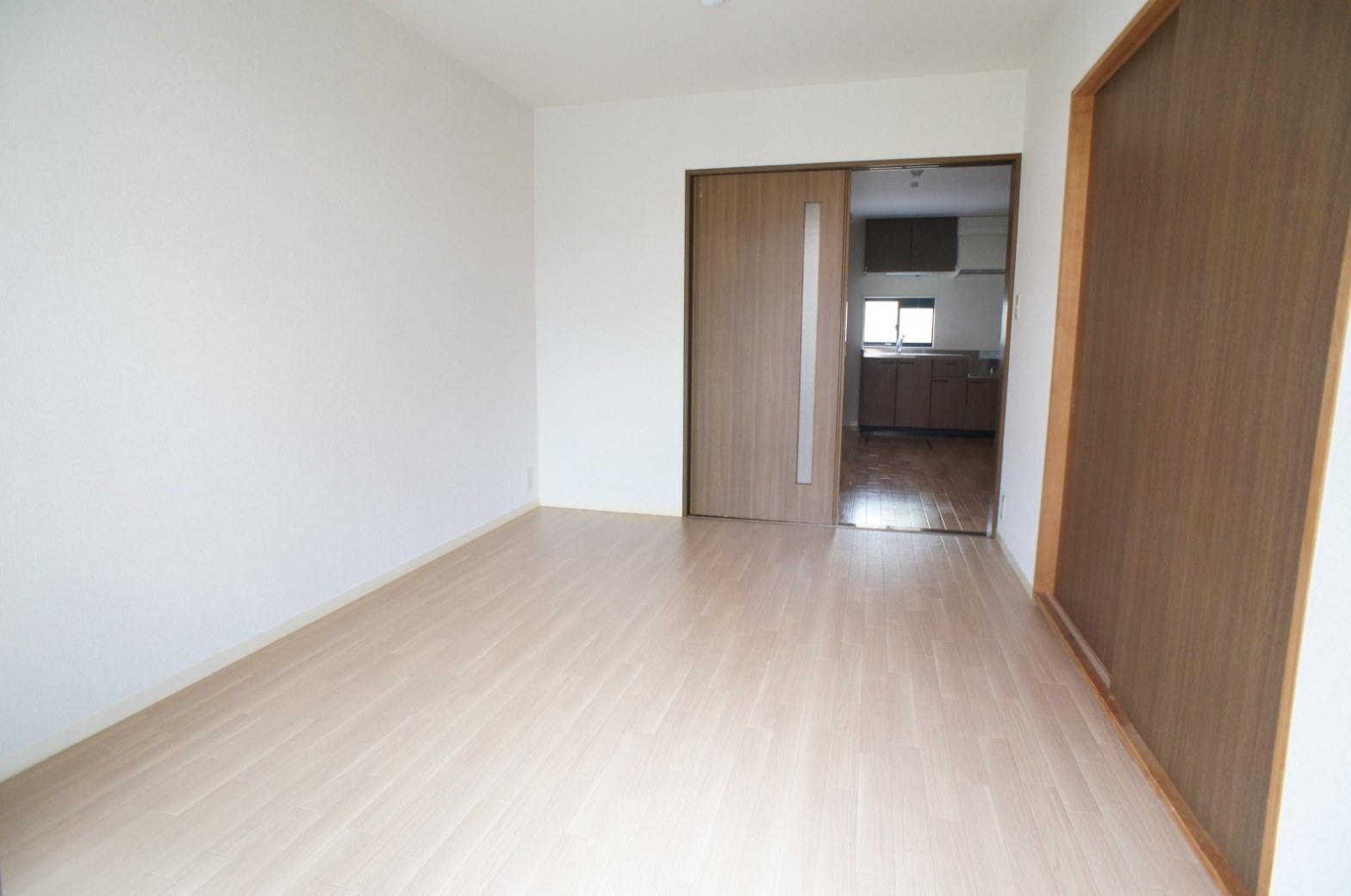 Living and room. North of the Western-style! There is also a storage!