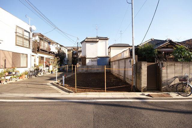 Local photos, including front road. Local (12 May 2013) Shooting