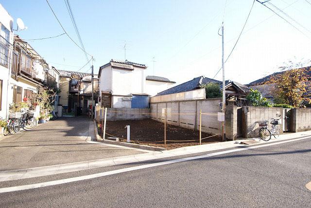 Local photos, including front road. Local (12 May 2013) Shooting