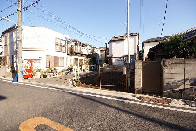 Local photos, including front road. Local (12 May 2013) Shooting