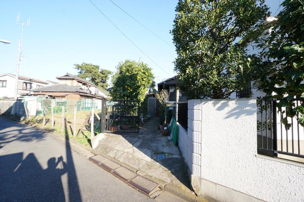 Local photos, including front road. A quiet residential area. 