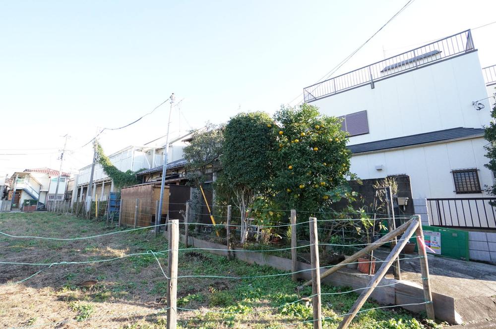 Local photos, including front road. JR Chuo Line is a 2-station Available in "Ogikubo" "Asagaya". It is not a flat road of the height difference from the train station. 