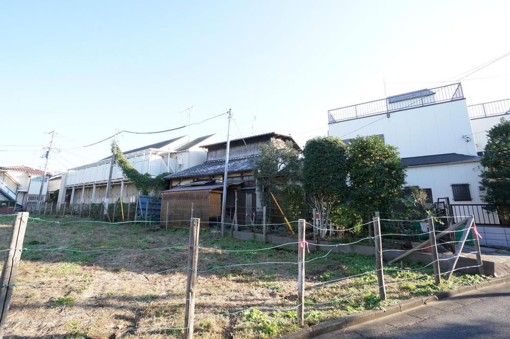 Local photos, including front road. Quiet surrounding. 