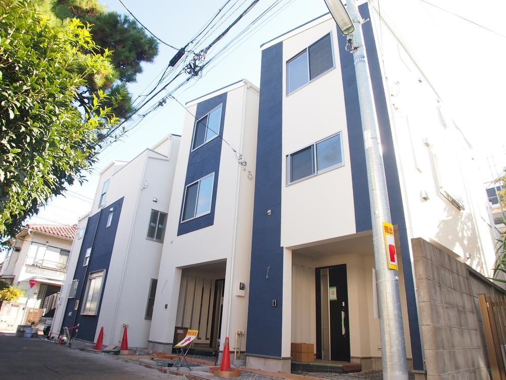 Local photos, including front road. Local (11 May 2013) Shooting