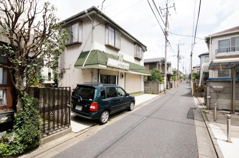 Local photos, including front road. On the other hand because of the way the pedestrian is also safe.
