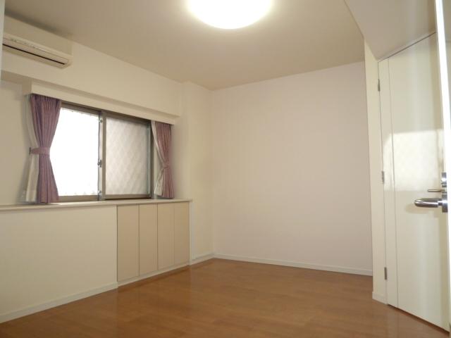 Non-living room. Northeast side room (12 May 2013) Shooting