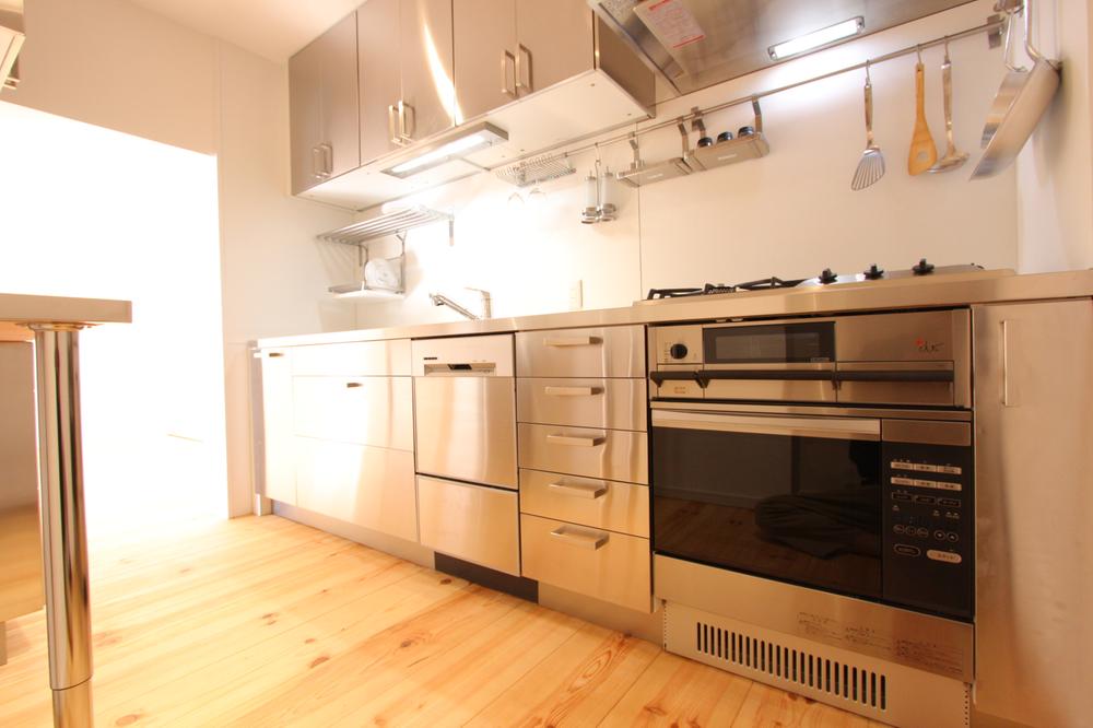 Kitchen. Indoor (12 May 2013) Shooting All stainless steel force of the kitchen