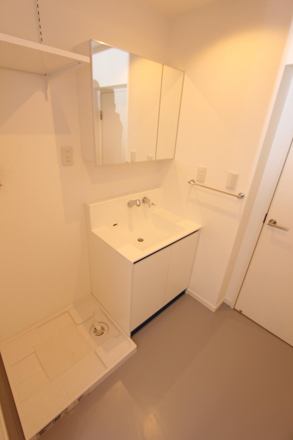 Kitchen. Indoor (12 May 2013) Shooting Wash basin is equipped with shower