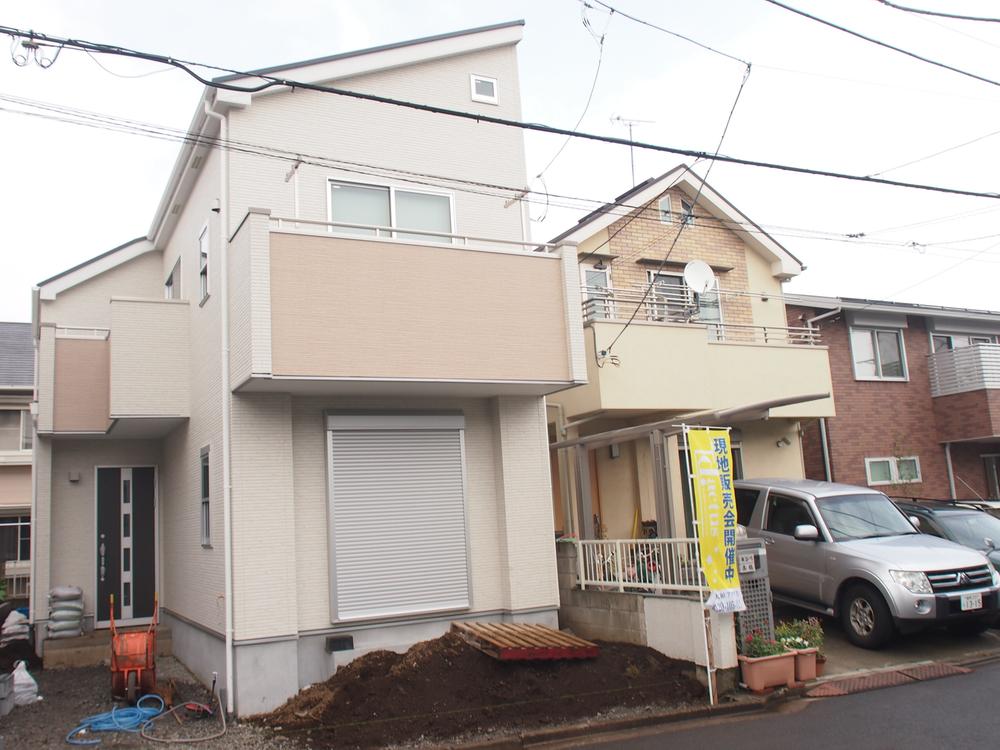 Local photos, including front road. Local (11 May 2013) Shooting