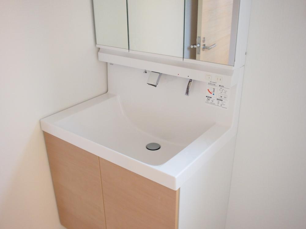 Wash basin, toilet. Indoor (11 May 2013) Shooting