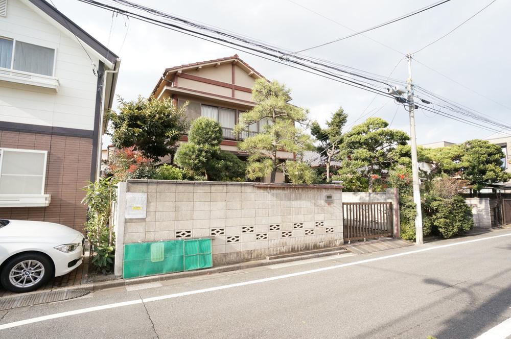 Local land photo. And out of the widely car against road frontage it does not bother.