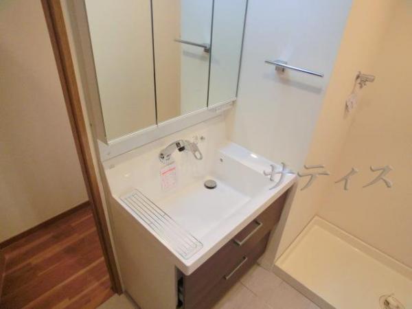 Wash basin, toilet