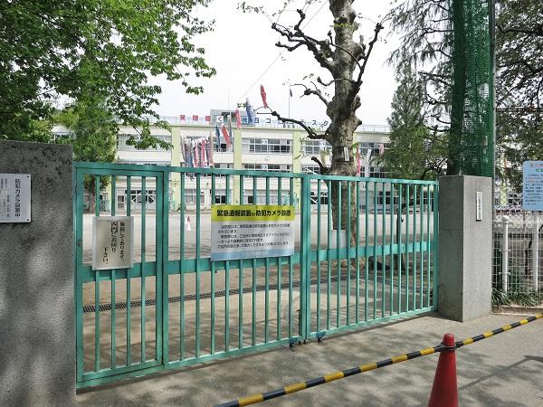 Primary school. 210m to Momoi fourth elementary school