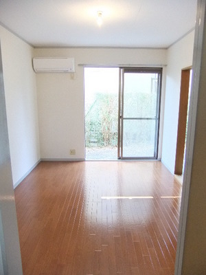 Living and room. ※ Image will be the other issue chamber.