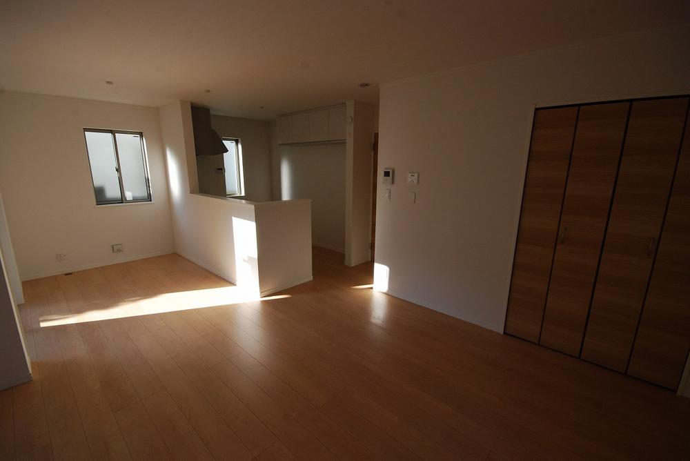 Living. Counter-type system kitchen that can cook while ask the state of the child