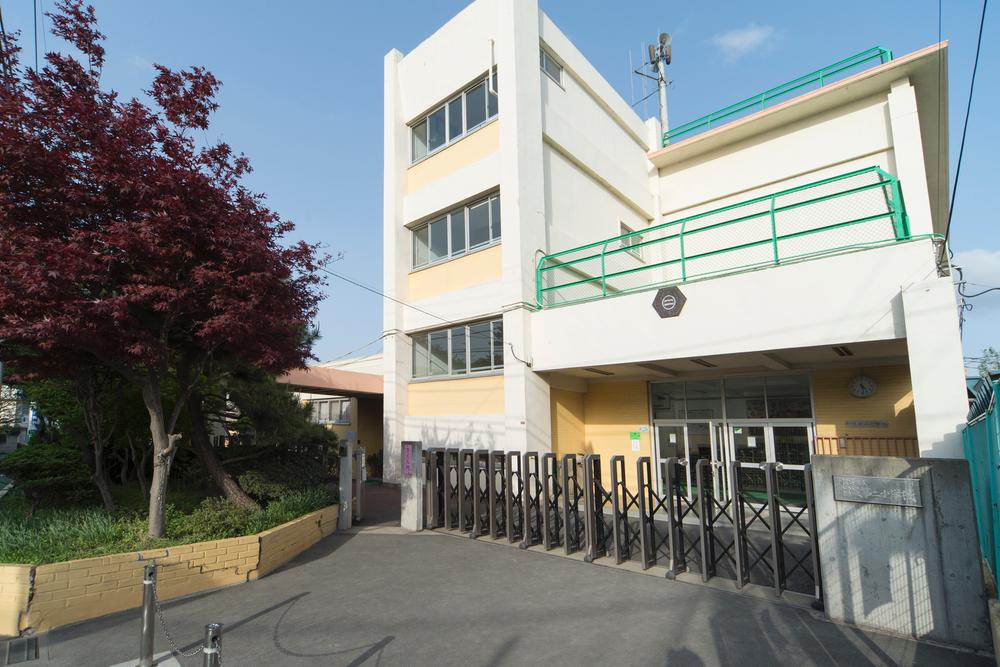 Primary school. Municipal Suginami until the second elementary school 420m