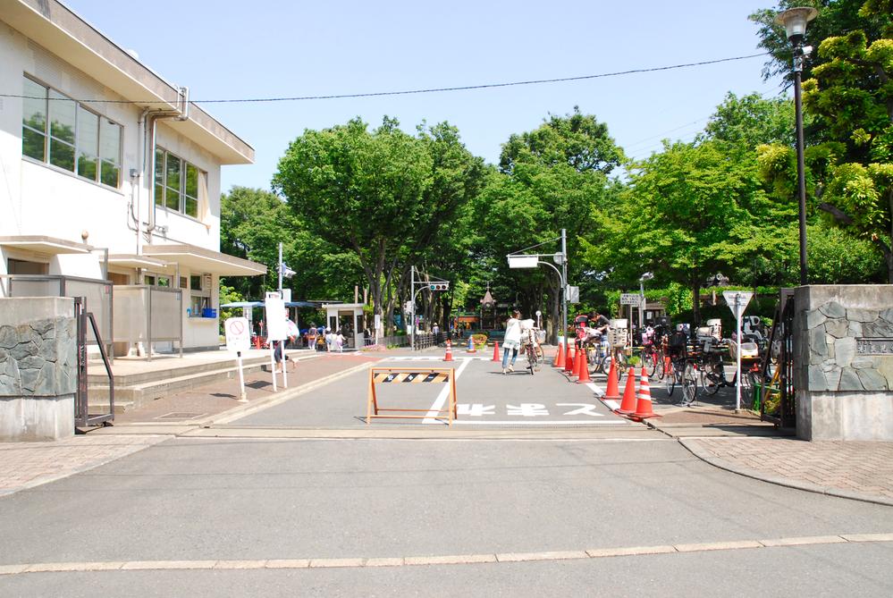 park. 70m small children to Suginami children traffic park can be learned is here in traffic rules.