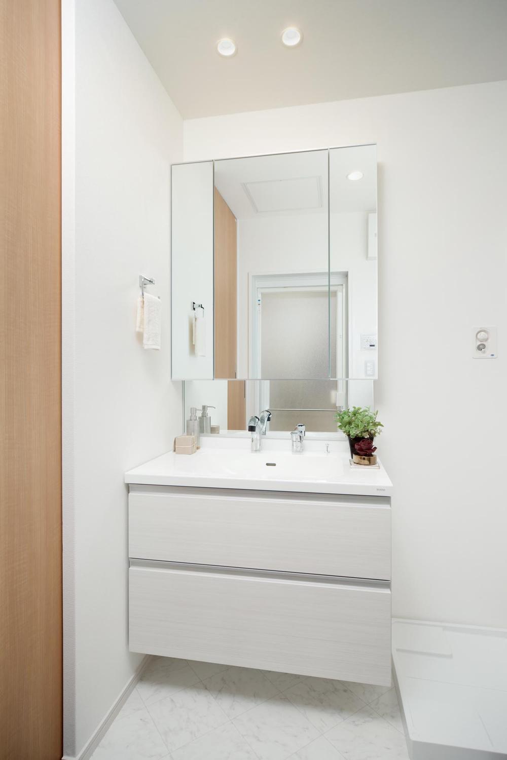 Toilet. Wash basin with a calm that has been unified with white (Building 2: October 2013 shooting)