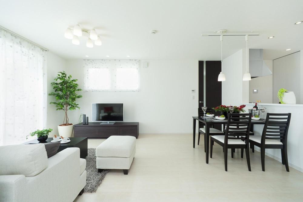 Living. 2.4m of room door-to-ceiling. There is no extra edge wall, Enhance the design, To produce a feeling of luxury (Building 3: October 2013 shooting)