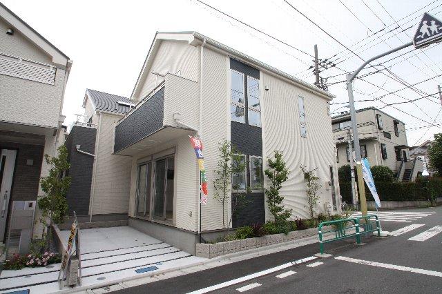 Local appearance photo. B Building