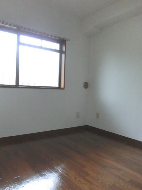 Living and room. Western-style 6.5 Pledge