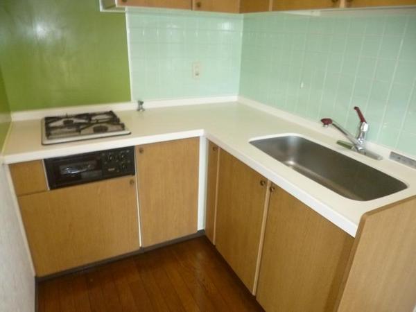 Kitchen. Three-necked stove Also it comes with a grill