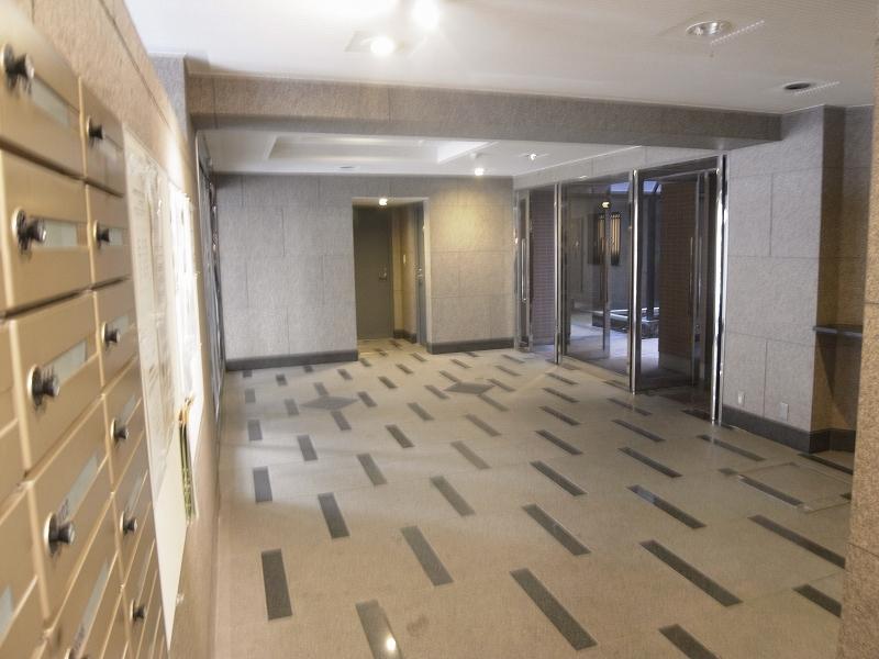 Entrance. Common areas