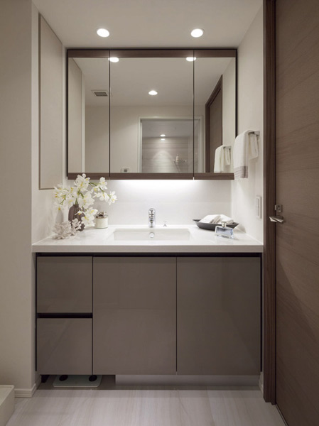 Bathing-wash room.  [Powder Room] Installing the dryer hook to the three-sided mirror back storage. Also, Set up a fall prevention cover to the three-sided mirror back storage. Box tissue will Shimae as it is. (Model Room D-type menu plan / Free of charge ・ Application deadline Yes ※ Some paid option available)