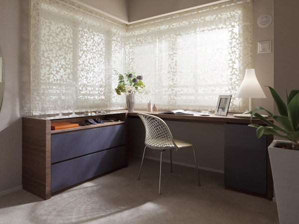 Interior.  [Corner sash ・ bay window] Such as the provision of the corner sash and bay windows, Actively adopt a plan to capture the brightness of the room (some dwelling unit). Cozy a relaxed is born on whether large et al in one nestled in the window. (Model Room D-type menu plan / Free of charge ・ Application deadline Yes ※ Some paid option available)