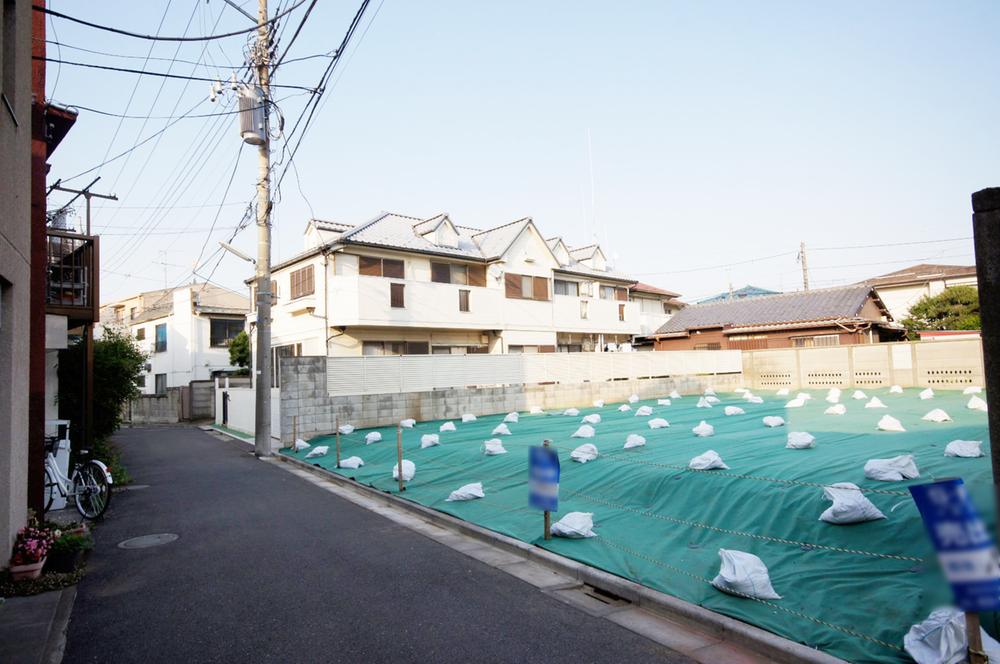 Local photos, including front road. Car loading and unloading is also a breeze. 