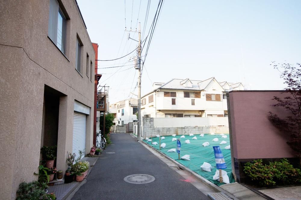 Local photos, including front road. Front road is less car street, Small children is also safe. 