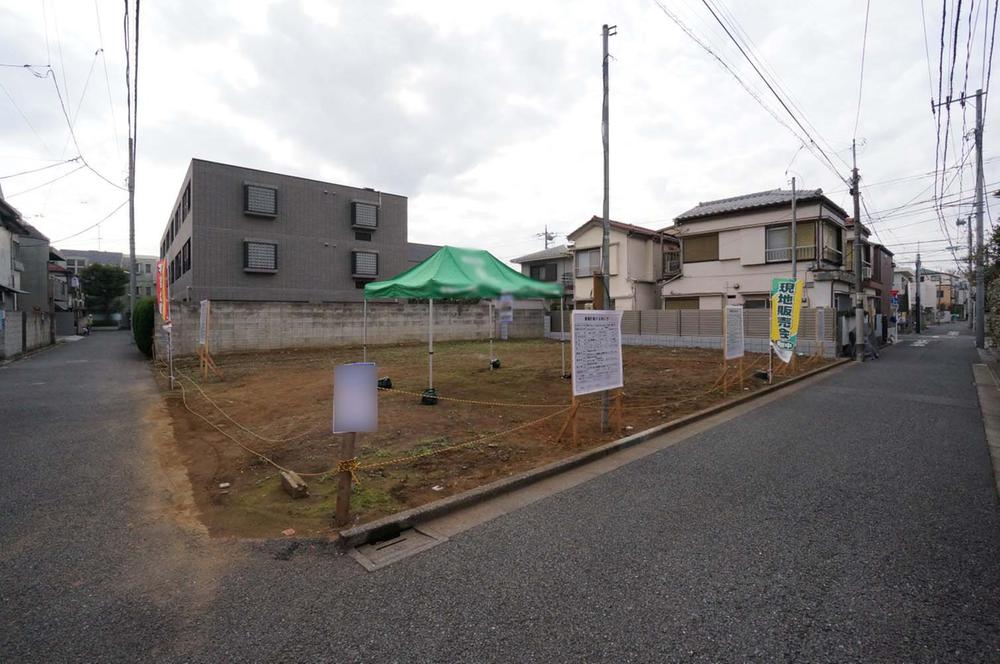 Local appearance photo. Less the entire surface of the road with traffic