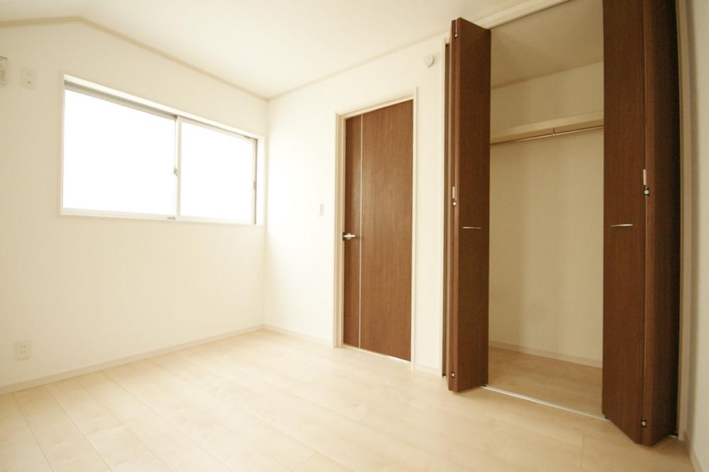Non-living room. Because there 4 rooms in two buildings both, The main bedroom of the husband and wife, Room for children, These can be used in the study such as a variety of applications.