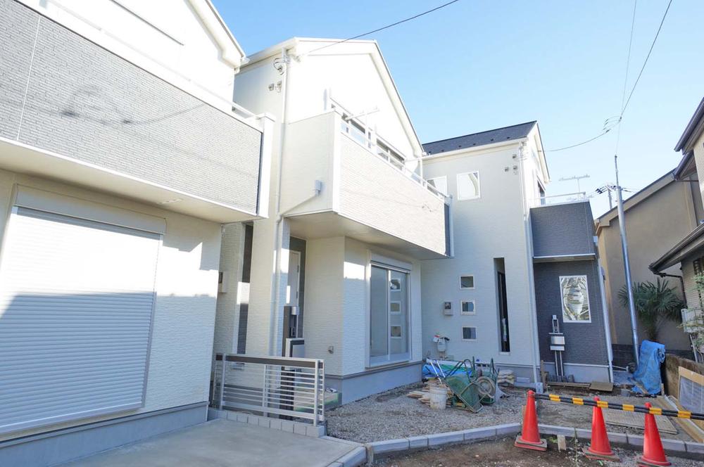 Local appearance photo. High Best Wood used for the top runner standard residential structure, Next-generation energy-saving standards corresponding, It is flat 35S corresponding housing. Is a two-storey spacious 4LDK of the total floor area of 90 sq m more than. Site area is also 28 square meters more than spacious.