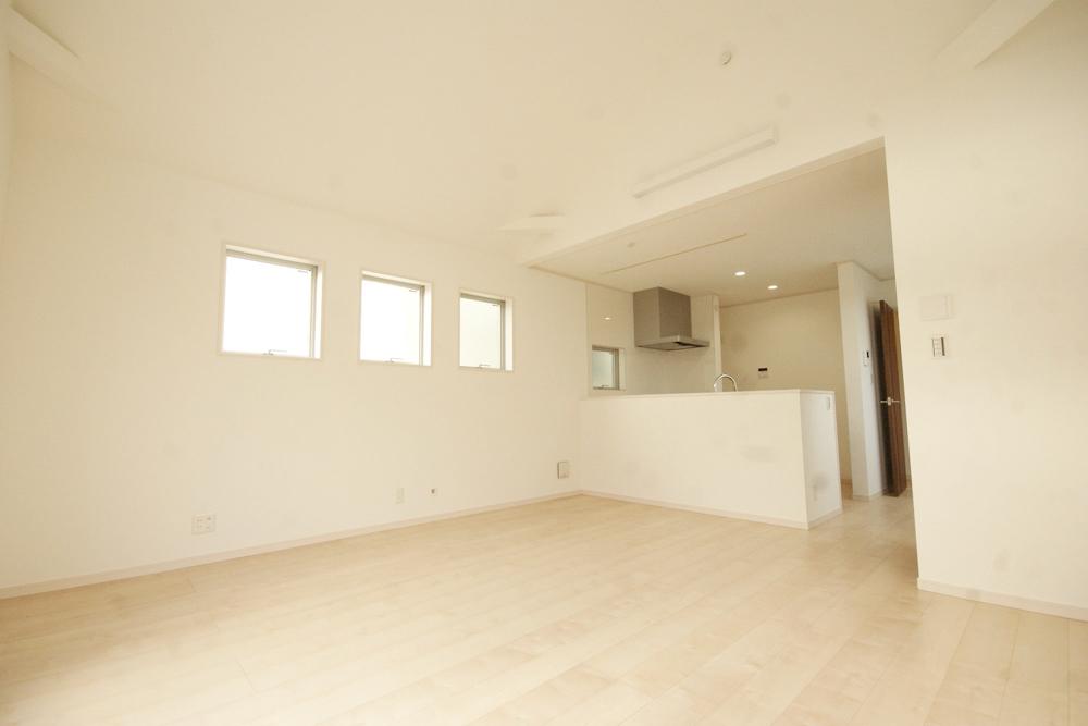 Living. Because it has become a three-way lighting LDK, Well hit yang, It has become a space to feel the warmth. It is perfect for gatherings of family.