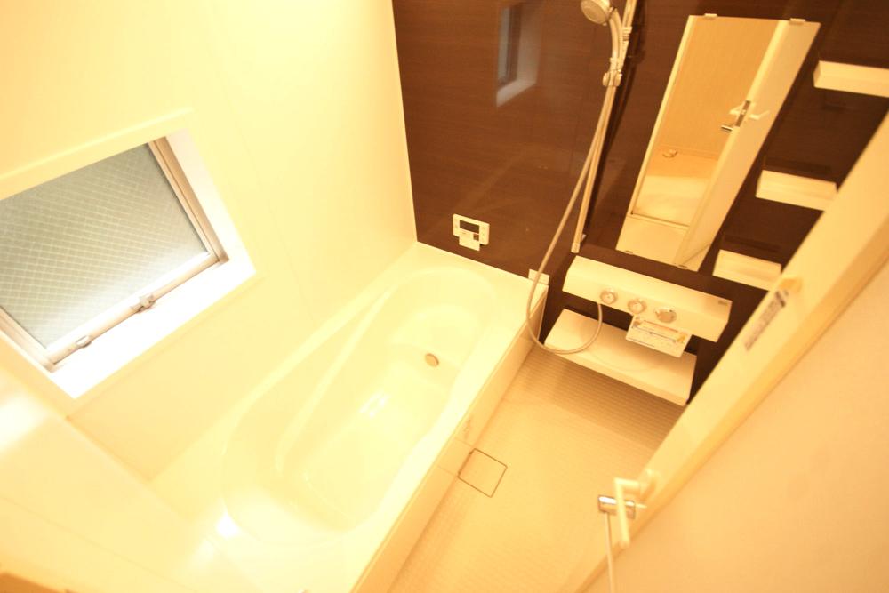 Bathroom. It is with the bath 1 pyeong type of bathroom ventilation heating dryer. Is convenient Jose your laundry on the day of rain. Please heal daily fatigue.