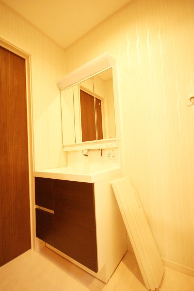 Wash basin, toilet. Since it is with shampoo dresser, Shan is also a breeze in the morning. Storage capacity is also abundant.