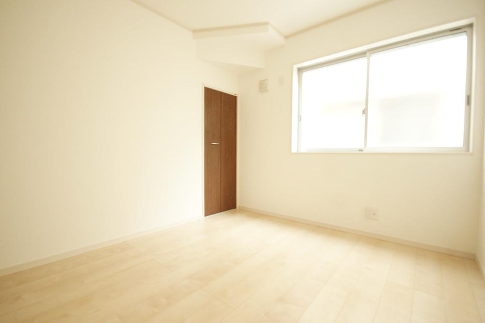 Non-living room. Since the pair is made of glass and Low-E glass, Condensation mitigation, Western-style is with a window that has excellent sound insulation, etc..