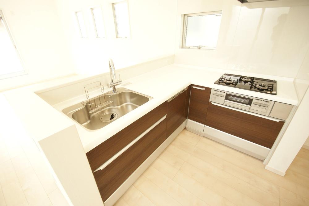 Kitchen. Because it has become a face-to-face kitchen, The dishes, While the washing product, Or look at your state of children playing in the living room, Or you can look at the TV.